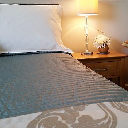 Mead Lodge B&B Corsham Bagian luar foto
