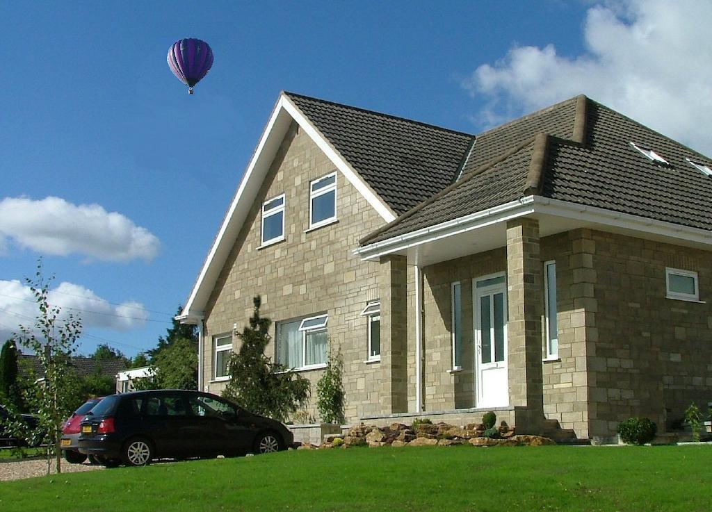 Mead Lodge B&B Corsham Bagian luar foto