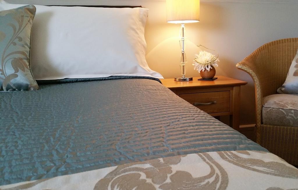 Mead Lodge B&B Corsham Bagian luar foto