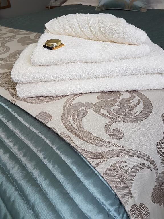 Mead Lodge B&B Corsham Bagian luar foto